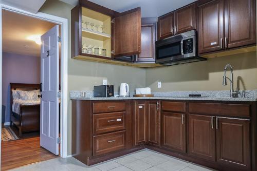 Stylish Studio Escape - Calm & Convenient Lanham