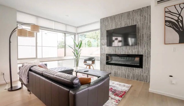 Stylish Urban Retreat w/Rooftop Deck