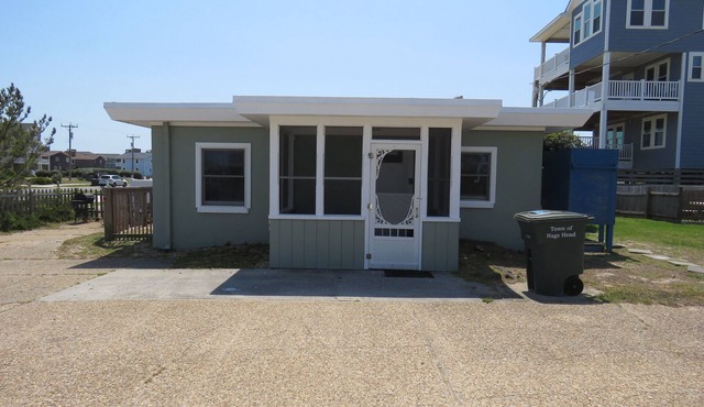 Summer Special/RIGHT ACROSS from OCEAN/Fenced yard/pet friendly