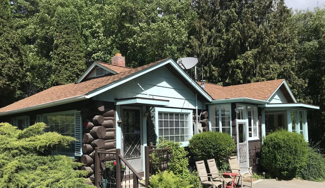 Summerland Vintage Cottage Vacation Paradise!