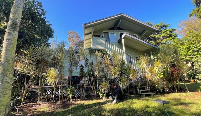 Sun kissed 1-bedroom apartment minutes from Hawi.