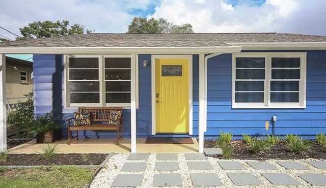 Sunny Cottage🌴half mile to Downtown-near famous beaches