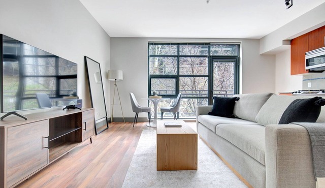 Sunny East Lake Studio w/Pool & Gym, walk to Space Needle, by Blueground