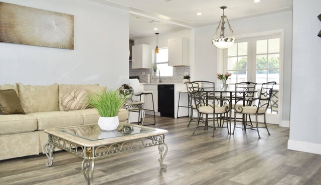 Sunny Relaxing Getaway Home - Central to Everything!