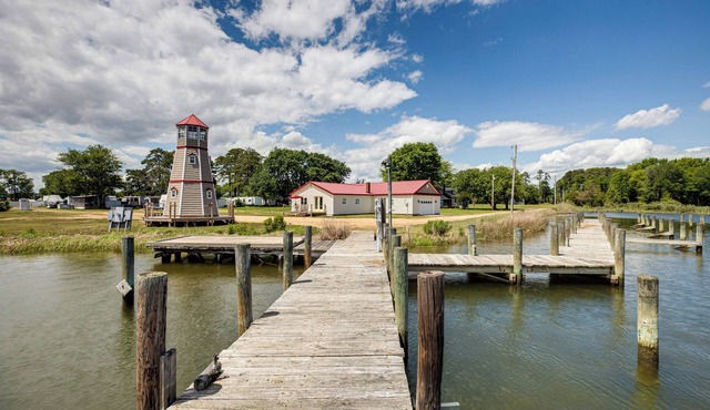 Sunrise Landing: Waterfront Cottage in Avenue!