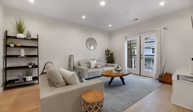 Sunset views & contemporary comforts minutes from food & fun in Northeast DC!