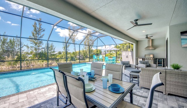 Sunshine Escape - brand new 4 BR/2 bath waterfront Villa w. heated pool, kayaks, fishing poles