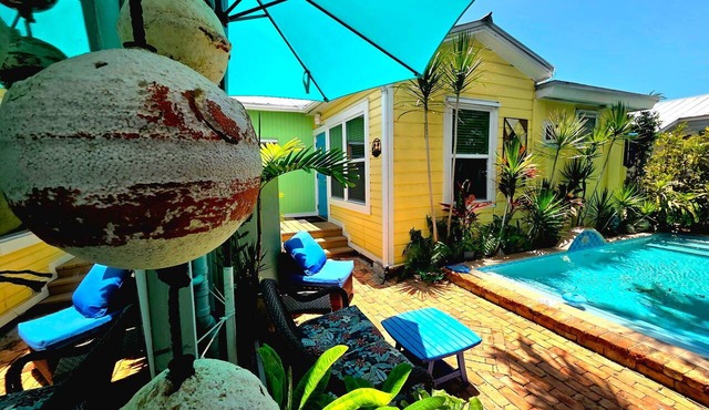 Sunshine Siesta Cottage~Great Old Town Location, Pool, Private Hot Tub!