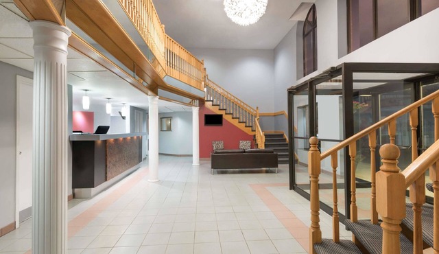 Super 8 by Wyndham Mt Hope Hamilton Intl Arpt ON