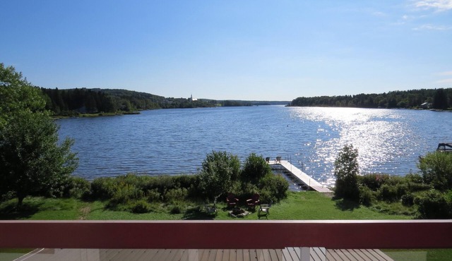 SUPERB LAKEFRONT PROPERTY AND IDYLLIC SETTING FOR A MEMORABLE STAY