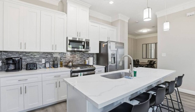 SW Houston 2BR | Bright Open Layout, Two Kings