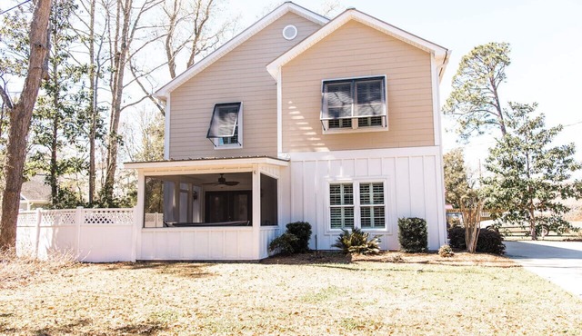 Sweet Caroline’s Inlet Cottage;Walk to Marshwalk! Porch,Grill,Cornhole,Foosball