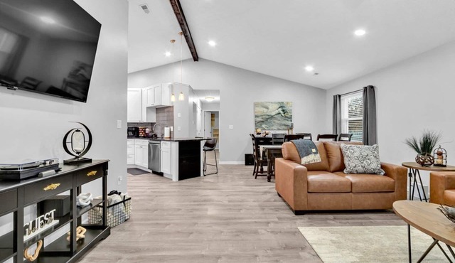 Sweet Retreat in NW Columbus- Perfect for your Labor Day Getaway!