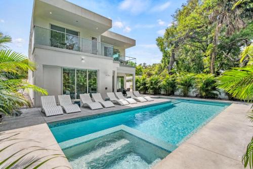 Tamiami Vice - Luxury Siesta Key Home with Heated Pool & Prime Location – Book Your Escape Today!