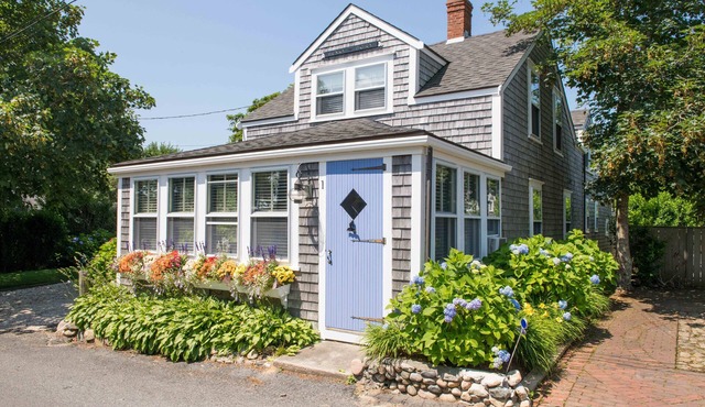 Ten min. walk to Downtown. Perfect for families/groups. Aug. 22-29 available.