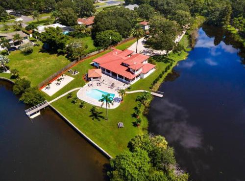The Belleair Estate - Breathtaking Home with Incredible Pool. 15 Min to Beach