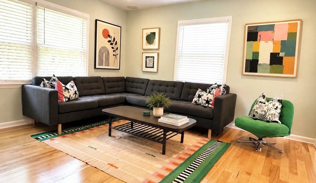 The Blue House- 4BR & 3BA Retreat 10 mins to Downtown Raleigh