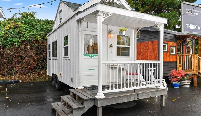 The Cottage - Custom Tiny Home w/Victorian Vibe