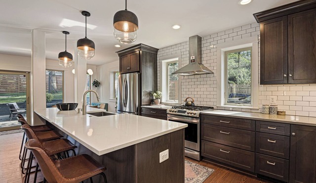 The Crestwood House - Family Friendly Retreat with Private Backyard - DCA