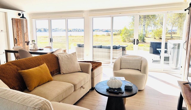 ✨ The Dream Cottage– Sea front w/Hot Tub & Sunset Views - near Parlee Beach