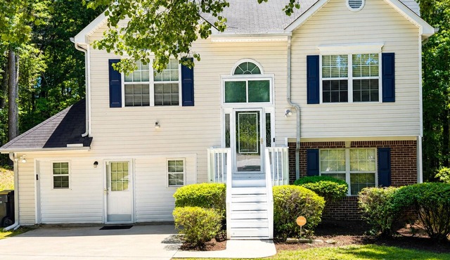 The Fairburn Luxe Retreat! Fantastic 3-bedroom home, MINUTES AWAY FROM AIRPORT!