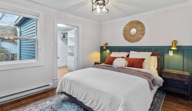 The Fancy House 3bed DT w Fenced Yard