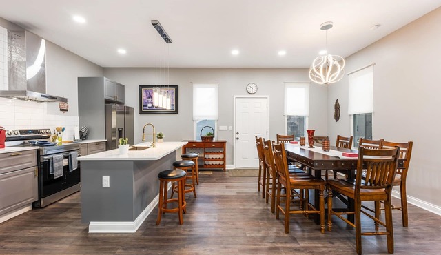 The Gathering Place - Spacious & Stylish- FREE 2-Car Garage - Center of Columbus