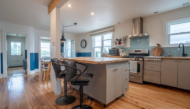 The Granby|2 Bedrooms Apt | Lake Front| 10 min Zoo