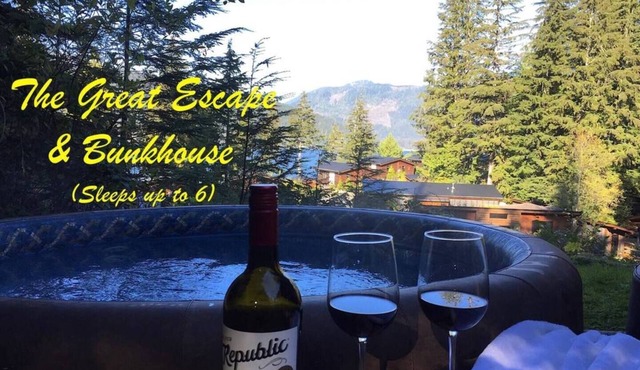 The Great Escape - Port Renfrew - Cottage & Bunkhouse - secluded with Private Hot Tub