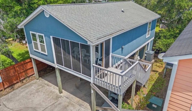 The Hideaway Cottage 2br 2ba only 75yds from the beach!