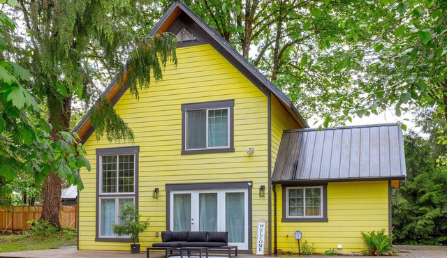*The Honeymoon Bay Hideaway* - Luxurious Cottage steps from Cowichan Lake