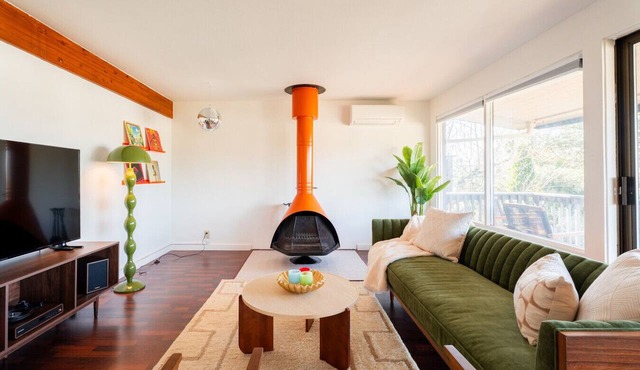 The Mod House | Stylish 3BR Retreat Near UW