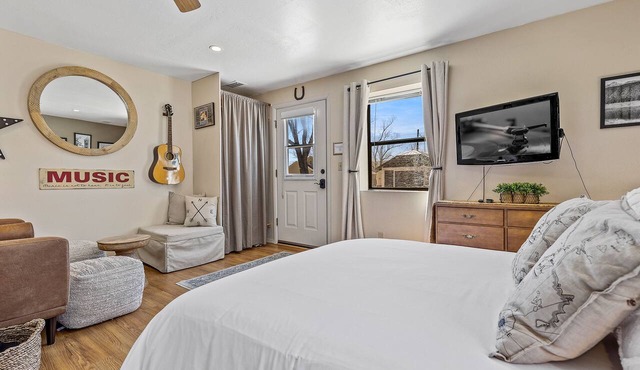 The Music Studio, Historic FLG, Sleeps 3, Private & A/C!