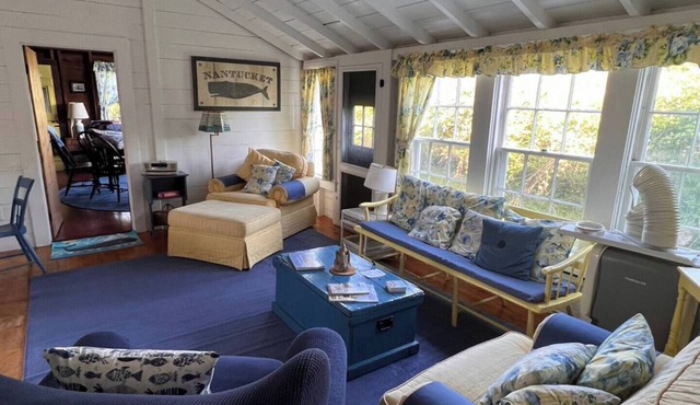 The Nantucket Sandcastle: Our Charming Cottage - Perfect for Summer Getaways!