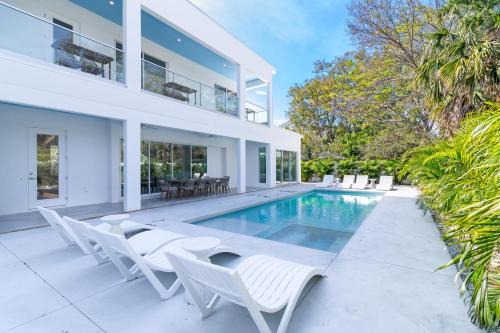 The Palace on Clematis – Siesta Key Vacation Home with Large Pool, Firepit & Great Location