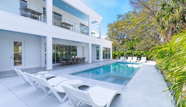 The Palace on Clematis – Vacation Home with Large Pool, Fire Pit & Great Location