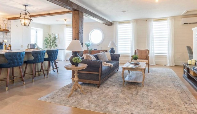 The Port Loft: Harbourview charm