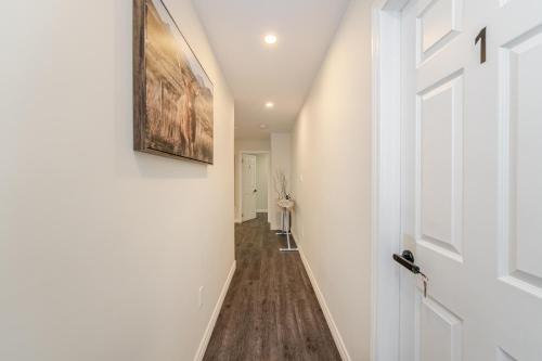 The Refined Oak - Cozy Lower Retreat