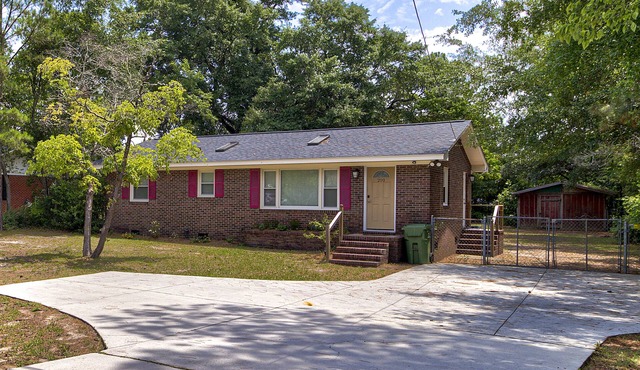 The Rhythm Ranch 2BR/1BA minutes to UNCW & Wrightsville Beach!