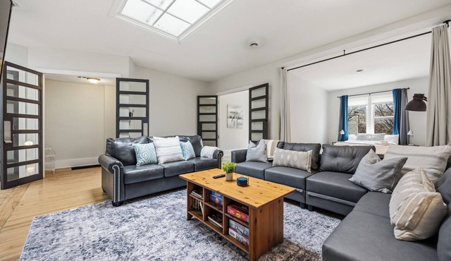 The Skylight Vault - Bright Downtown Loft Living/Pet Friendly/Short Walk to Shop