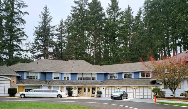 The ultimate luxurious getaway. Indoor Hot Tub, Private Lounge area.