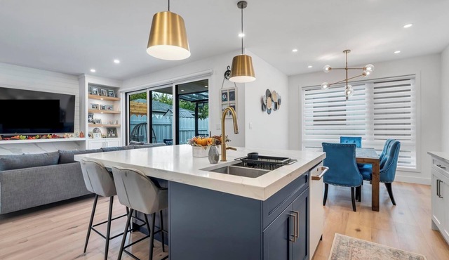 The Ultimate Villa- Luxury Home with Guest House in the Heart of Town
