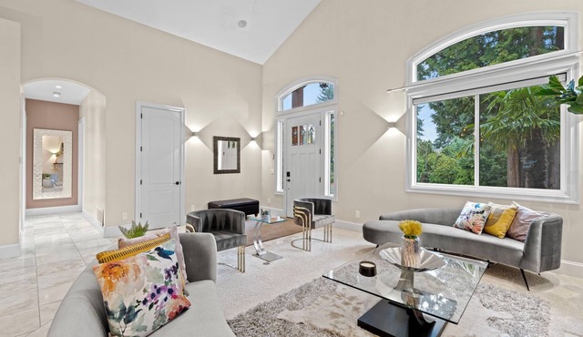 The Villa – Tuscan Bellevue Retreat Free Parking + EV Charger
