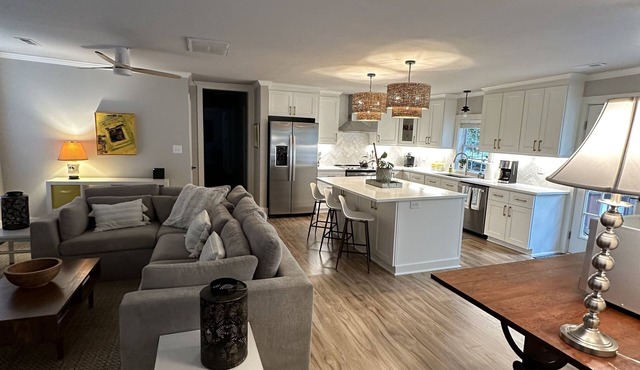 The Village Cottage - Walk to NC State, Village District, <10 min downtown!