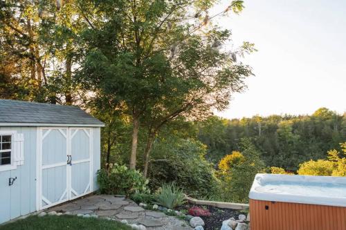 The Vue - Nestled by Roblin's Lake with a Hot Tub ST-2024-0213