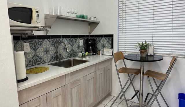 This comfortable Studio setup features 2 queen beds, fast WiFi, and the rare perk of FREE parking. A great home base for enjoying Miami, plus stay in the heart of South Beach’s coveted SoFi neighborhood—a short walk to the sand. in Miami Beach