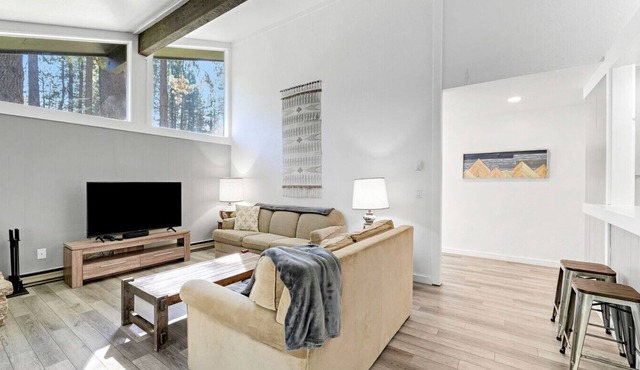 This light-filled alpine retreat blends rustic charm with modern style.