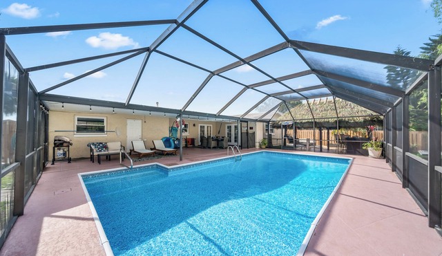 Tiki -Pool-Bar-Near Beaches & Disney-NASA-USSSA-Pet friendly-Air hockey-Foosball