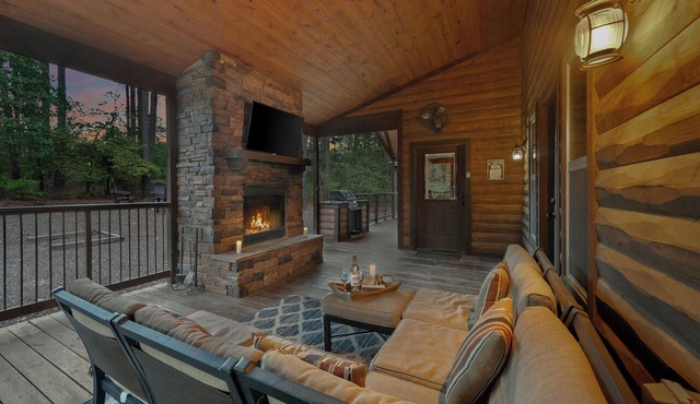 Timeless Romantic Cabin in Hochatown with Cozy Double-Sided Fireplace