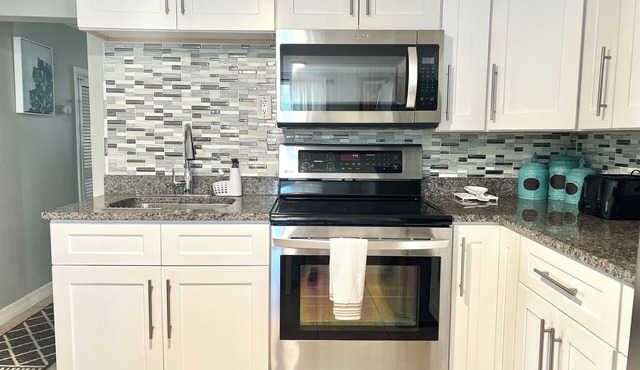 Tiny Cottage 3-Bedroom Sleeps 6: w/WiFi in Marvelous Bradenton 10 min from IMG